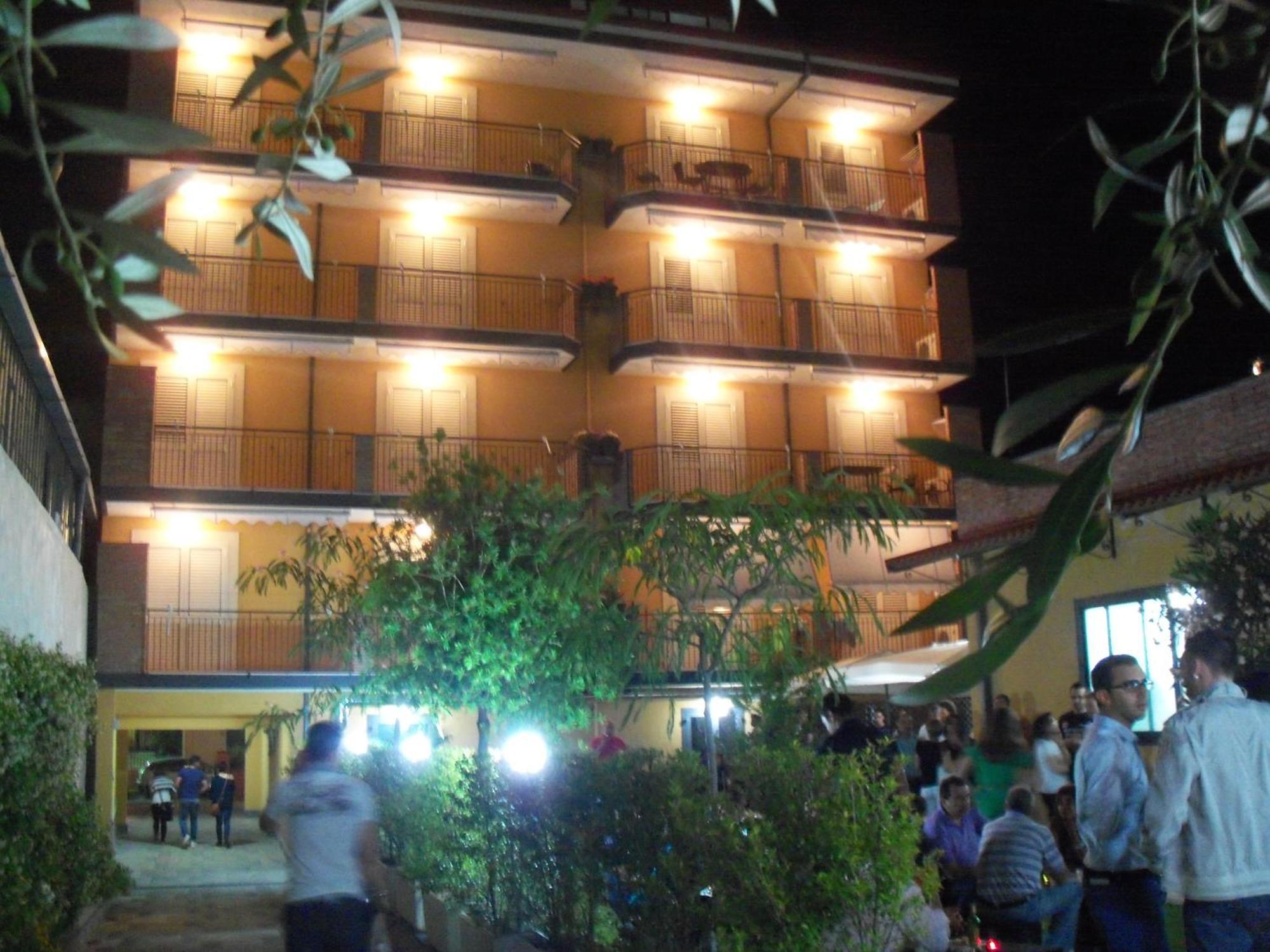 Riviera Ionica Aparthotel Santa Teresa Di Riva Exterior foto